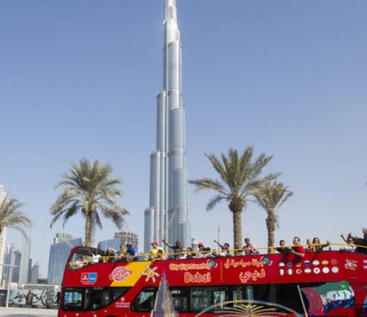 Călătorii cu autobuzul prin Dubai: De la Burj Khalifa la Palm Jumeirah