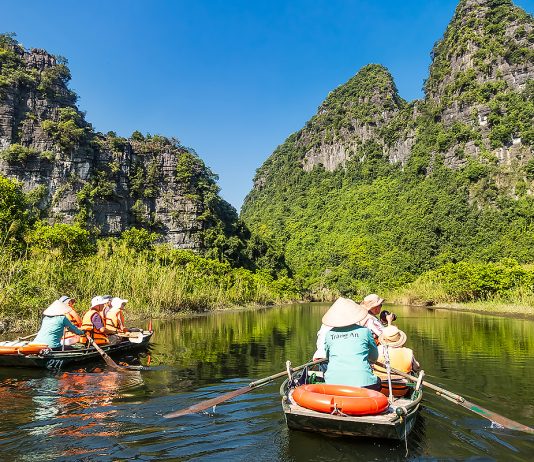 Călătorii cu barca prin lacurile și râurile Canadei