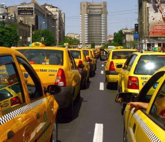 Călătorii cu taxiul în Japonia: Sfaturi pentru a evita tarifele ridicate