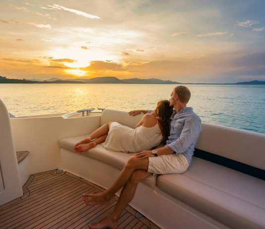 Călătorii romantice: O experiență romantică cu barca în apusul soarelui