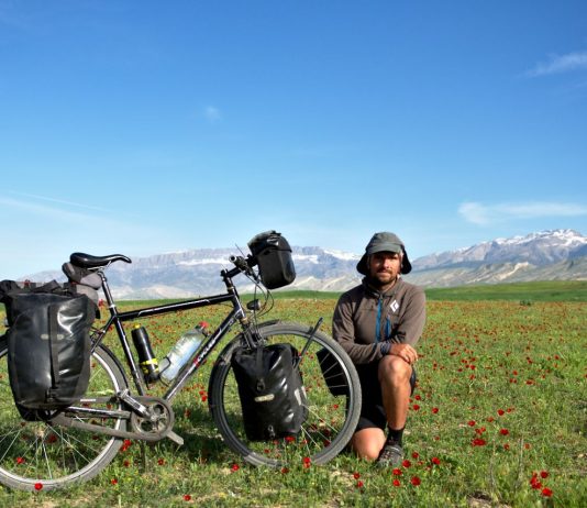Călătorii solo cu bicicleta: O experiență de descoperire de sine