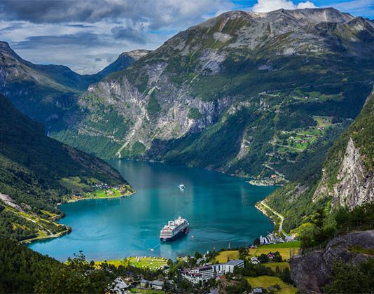 Când este cel mai bun moment pentru a naviga pe fiordurile Norvegiei?