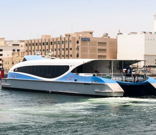 Cu feribotul în Dubai: De la Canalul Dubai la Insula Palm Jumeirah