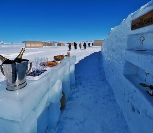 Cum să construiești un hotel în Antarctica