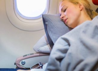 Cum să dormi mai bine într-un avion