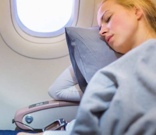 Cum să dormi mai bine într-un avion