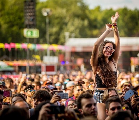 Cum să mergi la primul tău festival de muzică