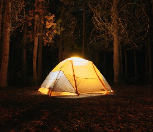 Cum să rămâi cald într-un cort