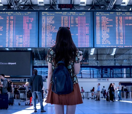 Cum să te distrezi pe o escală lungă la aeroport
