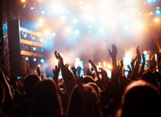 Cum se bucură oamenii de festivalurile de muzică?