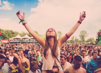 Este bine să mergi singur la un festival de muzică?