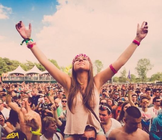 Este bine să mergi singur la un festival de muzică?