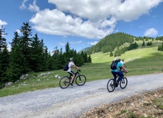 Expediție off-road: Călătorii cu bicicleta prin munți și zone sălbatice