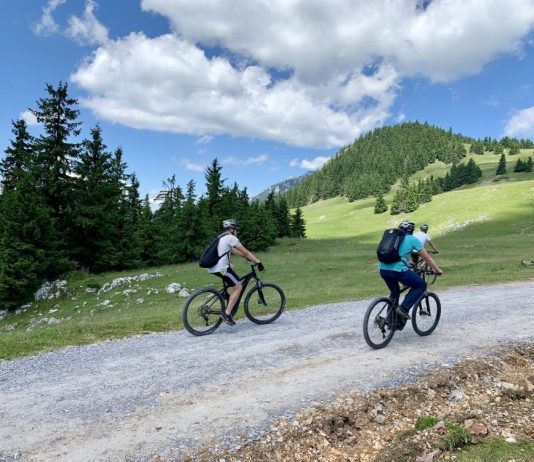 Expediție off-road: Călătorii cu bicicleta prin munți și zone sălbatice