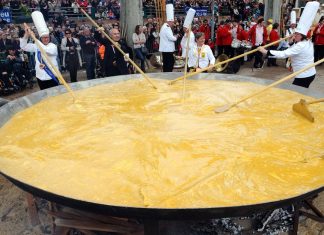 Giant Omelet Celebration – Festivalul Omeletei Gigant