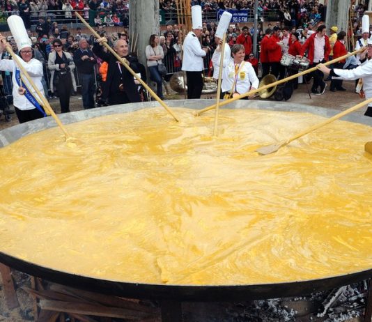 Giant Omelet Celebration – Festivalul Omeletei Gigant
