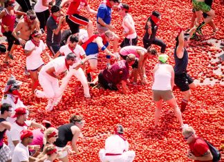 La Tomatina: aruncatul cu roșii în Bunol, Spania