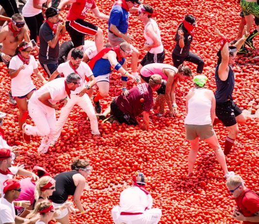 La Tomatina: aruncatul cu roșii în Bunol, Spania