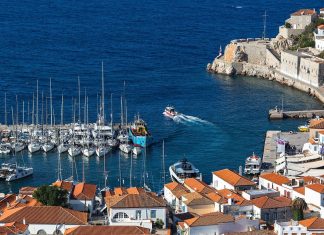 Navigând spre relaxare: Călătorii cu barca prin insulele grecești