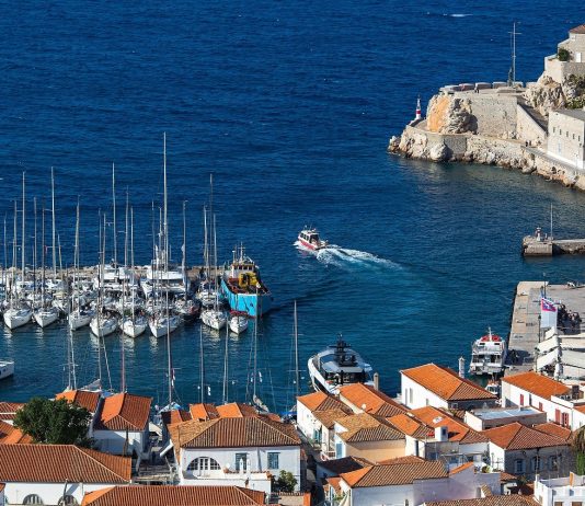 Navigând spre relaxare: Călătorii cu barca prin insulele grecești