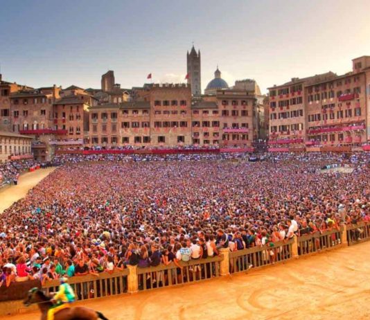 Palio: competiții de cai și tradiții din Siena, Italia