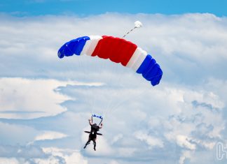 Poți să faci parașutism singur pentru prima ta săritură?