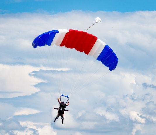 Poți să faci parașutism singur pentru prima ta săritură?